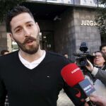 Damià Abella, actualmente en el Middlesbrough inglés, a la salida del Palacio de Justicia de Pamplona