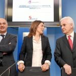 La consejera de Familia, Milagros Marcos, conversa con José Varela, de Cruz Roja, en presencia del presidente de la FRMP, Miguel Ángel García Nieto