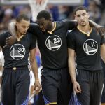 Draymond Green, entre Stephen Curry y Klay Thompson