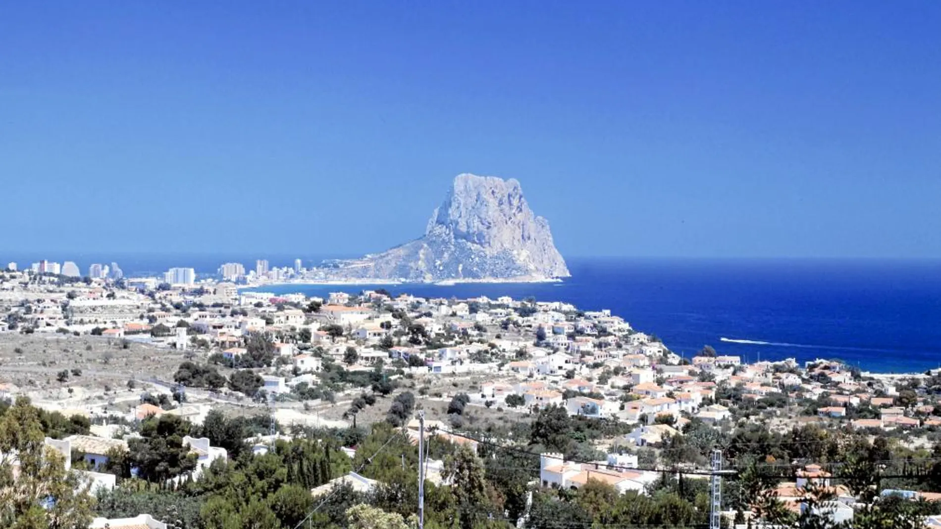 La playa del Arenal de Calpe cierra un tramo por la rotura de dos colectores de aguas residuales. Foto de archivo