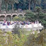 Los artistas del Park Güell se desnudan para defender su espacio