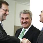 El presidente del Gobierno, Mariano Rajoy (i), saluda a los presidentes del Senado, Pío García Escudero (d), y del Congreso, Jesús Posada (2d).