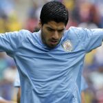 El delantero uruguayo Luis Suárez durante el calentamiento previo al partido Italia-Uruguay, del Grupo D del Mundial de Fútbol de Brasil 2014, que se disputa en el Estadio das Dunas de Natal, Brasil, hoy 24 de junio de 2014.