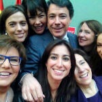 El "selfie"del presidente regional con las siete mujeres reconocidas ayer por la Comunidad de Madrid por su labor.
