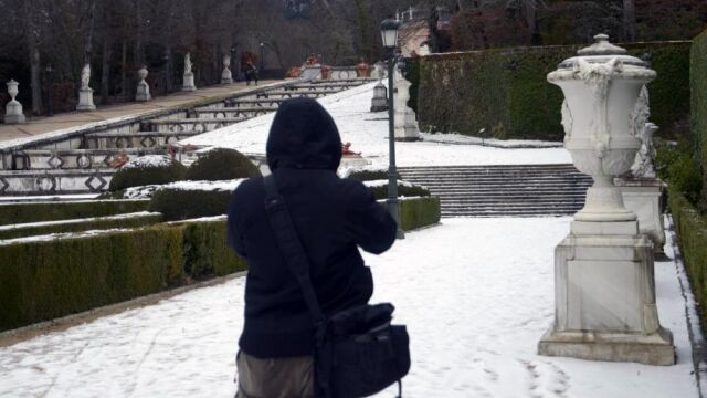 Una persona visita los nevados jardines del Palacio Real de La Granja de San Ildefonso
