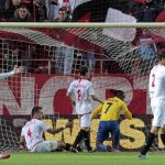 Los jugadores del Sevilla se lamentan tras el gol del jugador del GD Estoril Rubén Fernades, en los últimos minutos del encuentro, que supuso el empate a uno en el partido correspondiente a la quinta jornada del grupo H de la Liga Europa disputado esta noche en el estadio Ramón Sánchez Pizjuán.