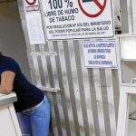 Dependientes en una panadería sin productos de Caracas