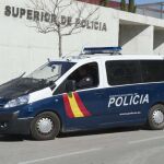 Un vehículo policial traslada a la Jefatura Superior de Policía de Granada a cinco personas detenidas en la operación Edu