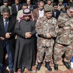 Saif Kasaesbeh (2ºizda), padre del piloto Muaz Kasasbeh ejecutado por yihadistas, reza junto a familiares y amigos en Karak (Jordania).