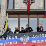 La bandera rusa en la sede de la administración de Donetsk.