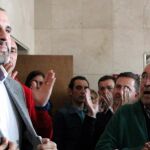 El alcalde de Sestao, Josu Bergara, del PNV recibe el aplauso de algunos vecinos tras ser denunciado
