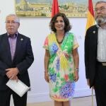 La alcaldesa de Madrid, Ana Botella, c, y los secretarios generales de UGT, Cándido Méndez, d, y de CC.OO., Ignacio Fernández Toxo, iz., tras hacer pública una declaración institucional conjunta