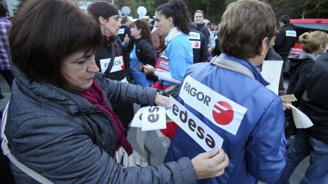 Dos trabajadores de Fagor manifestándose para exigir el mantenimiento su empleo