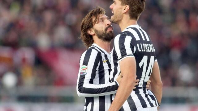 Fernando Llorente celebra un gol con Andrea Pirlo, actual entrenador de la Juventus.