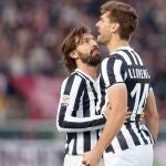 Fernando Llorente celebra un gol con Andrea Pirlo, actual entrenador de la Juventus.