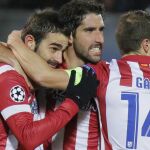 Adrián López celebra con sus compañeros el gol