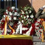 El Príncipe Felipe saluda militarmente tras imponer la Cruz al Mérito Militar con distintivo rojo a título póstumo al sargento David Fernández Ureña, fallecido el día 11 en Afganistán
