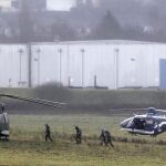 Policía y helicópteros delante de la empresa en la que se han atrincherado los yihadistas