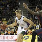 Deshaun Thomas (d), defiende al lituano del Unicaja Málaga, Mindaugas Kuzminskas.