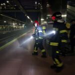 El simulacro se ha llevado a cabo en una estación en horario de servicio y con viajeros que voluntariamente han participado