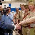 El presidente catalán, Artur Mas, el pasado 15 de mayo con personajes caracterizados de militares en el Salón del Cómic de Barcelona