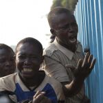 Jóvenes lloran la muerte de su amigo en República Centroafricana