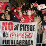 Lluvia y protestas emsombrecen la alfombra roja