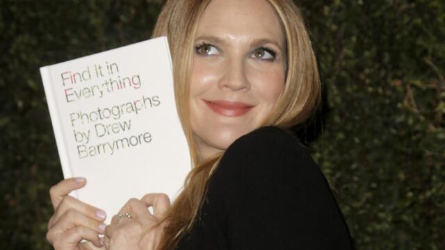 Drew Barrymore llega a la presentación de su libro en Beverly Hills, California.