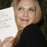 Drew Barrymore llega a la presentación de su libro en Beverly Hills, California.