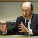 Rubalcaba dice, camino del Congreso, que hablará "de los problemas reales de la gente"