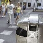 Las papeleras con dispensador de bolsas para los excrementos caninos están vacías en el distrito de Chamberí desde hace meses