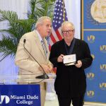 El cocinero español Juan Mari Arzak (c) posa junto al alcalde de Miami, Tomas Regalado
