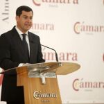 El presidente del PP andaluz, Juanma Moreno, en la Cámara de comercio de Almería.