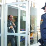 El delegado del Gobierno de Melilla, Abdelmanlik El Barkani, ayer en el juzgado de la ciudad