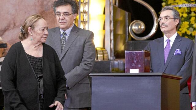 La viuda de García Márquez, Mercedes Barcha, y sus hijos Rodrigo, en el centro, y Gonzalo, ayer en el Palacio de Bellas Artes, con la urna con las cenizas del Nobel