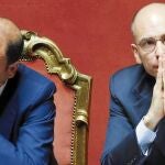 El primer ministro italiano, Enrico Letta, junto con la mano derecha de Silvio Berlusconi, Angelino Alfano en el Parlamento italiano