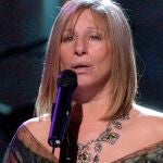 Barbra Streisand en una gala en el Teatro Kodak