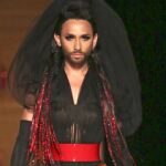La cantante austríaca Conchita Wurst, modelo por un día en París.
