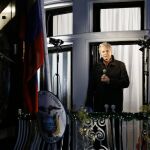Imagen de archivo del 20 de diciembre de 2012 de Julian Assange, dirigiéndose a la prensa desde el balcón de la embajada de Ecuador en Londres