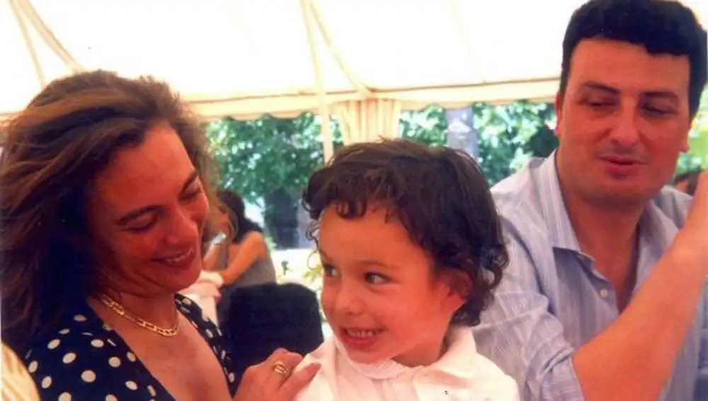 Alberto Jiménez Becerril y Ascensión García Ortiz con uno de sus hijos.