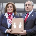 La alcaldesa Ana Botella y el presidente del COE, Alejandro Blanco, encabezaron ayer en Lausana la comitiva española que entregó en la sede del CIO el dossier con todos los detalles de Madrid 2020