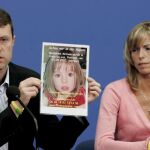 Gerry y Kate McCann, padres de Madeleine, muestran una foto de su hija desaparecida en mayo de 2007 en Portugal