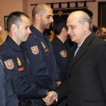 El ministro del Interior, Jorge Fernández Diaz, saluda a los miembros de la UIP hoy en Madrid