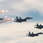 Imagen de archivo de varios cazas rusos Su-27 durante unas maniobras