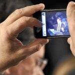 Un simpatizante toma una imagen de Rajoy, ayer, en la Intermunicipal de Almería
