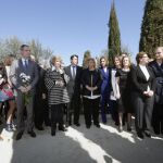 Ángeles Pedraza con algunas de las personalidades que han arropada a las familias de las víctimas