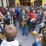 Los arandinos celebraron por todo lo alto los 225 millones de euros que dejado en la localidad burgalesa el segundo premio del sorteo de Navidad