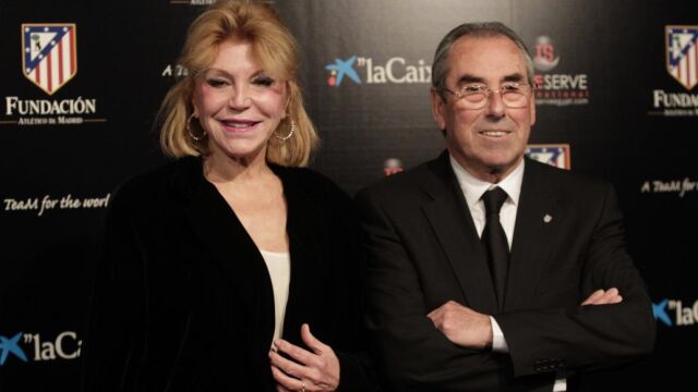 Tita Cervera, Baronesa Thyssen posando con don Adelardo Rodríguez, antes de la entrega de los Premios ATeaM for the wort