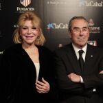 Tita Cervera, Baronesa Thyssen posando con don Adelardo Rodríguez, antes de la entrega de los Premios ATeaM for the wort
