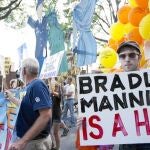 Simpatizantes de Bradley Manning aguardan a que se conozca la condena del soldado en Fort Meade (Maryland)